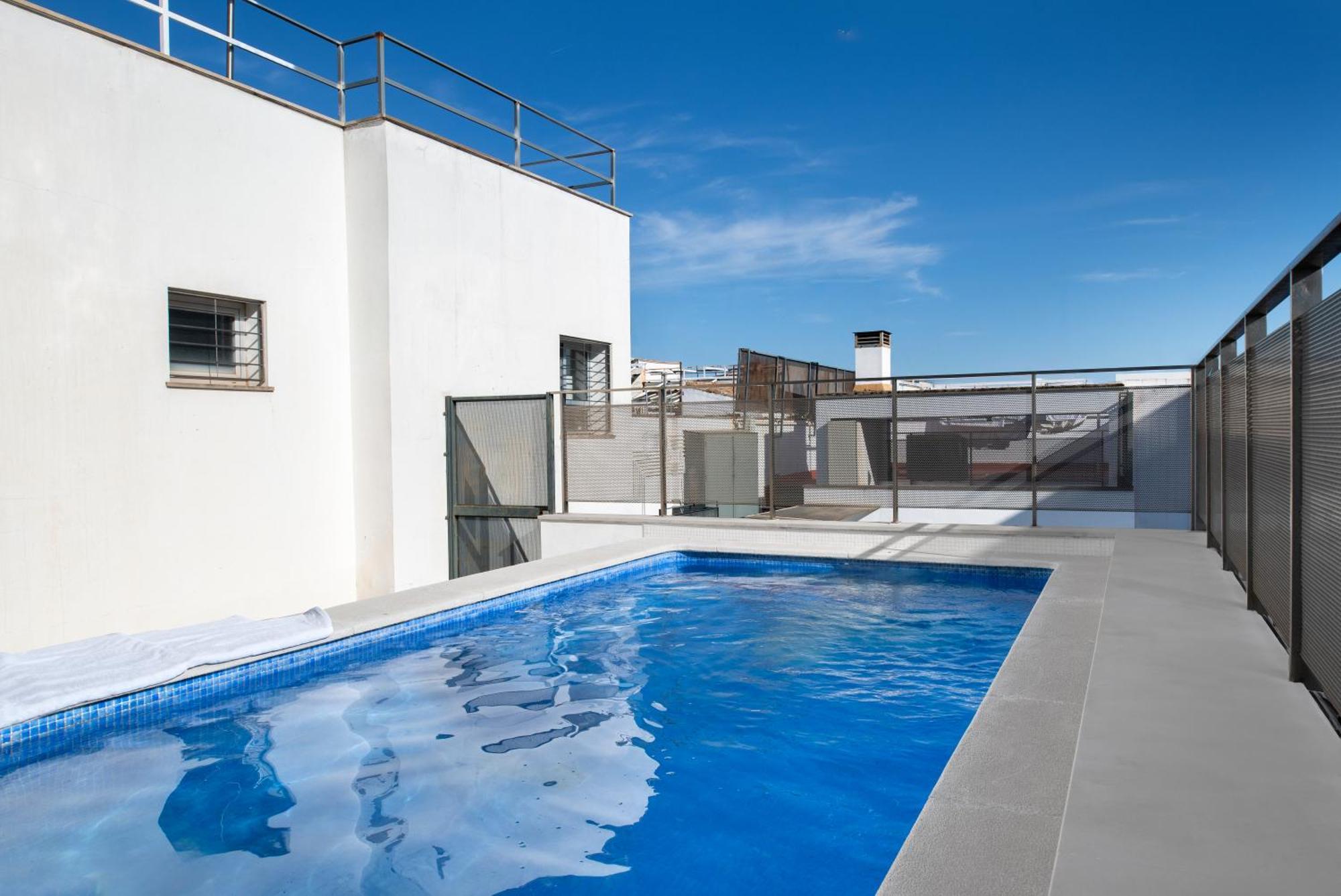 Urban Oasis Apartment With Pool & Free Parking, Seville